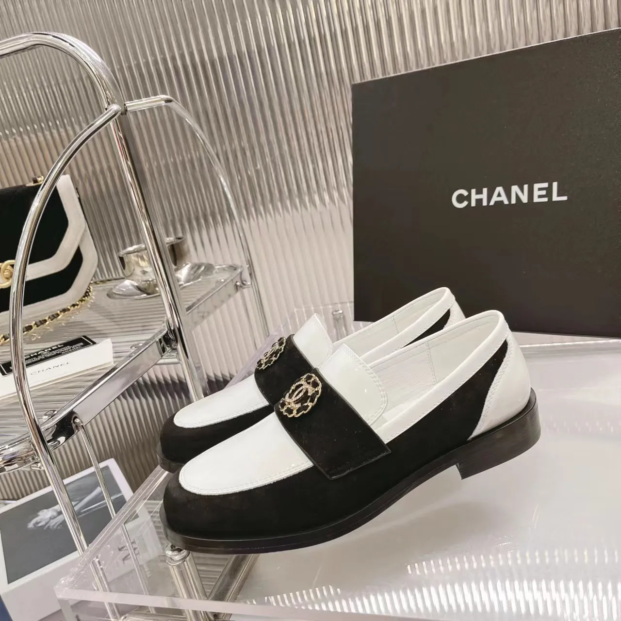 👟👟Ex-factory price 560👟👟Chanel Chanel 22K autumn and winter latest vintage retro double C buckle chain small gold ball loafers Dream Back to Campus series, the same style as the end of the year celebrities, delicate on the feet, invincible and easy to wear, small round toe atmosphere and simplicity, leather upper design, integrated chain with diamond small fragrance logo, very unique.  …………………………………………………… ❶Material: imported first-layer cowhide ➕cow patent leather + sheep leather ❷Lining: sheepskin ❸Feet: sheepskin ❹Outsole: original leather outsole ❺Heel height: 2.5cm ❻Packaging: Original full set of packaging ❼Number: 35-41 (40 41 custom-made, non-returnable) ☀Color: 4 colors
